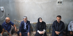 مهاجرانی با خانواده شهدای حمله جنایتکارانه آمریکا در بندر خمیر دیدار کرد